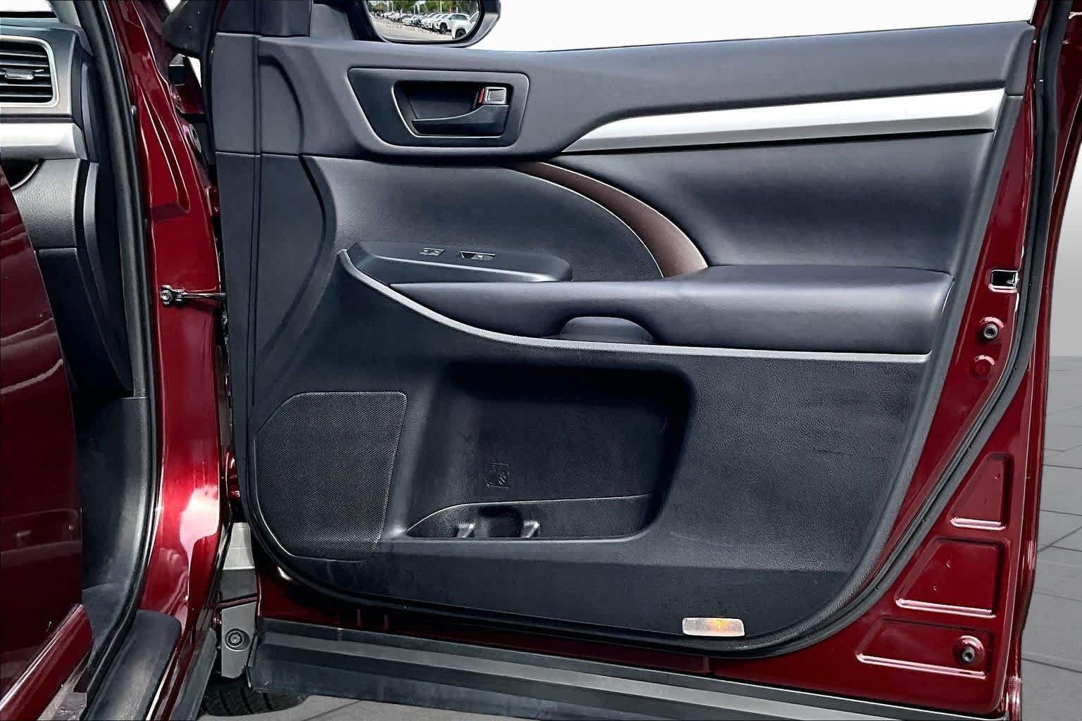 Used 2019 Toyota Highlander Plus AWD/4WD image 18