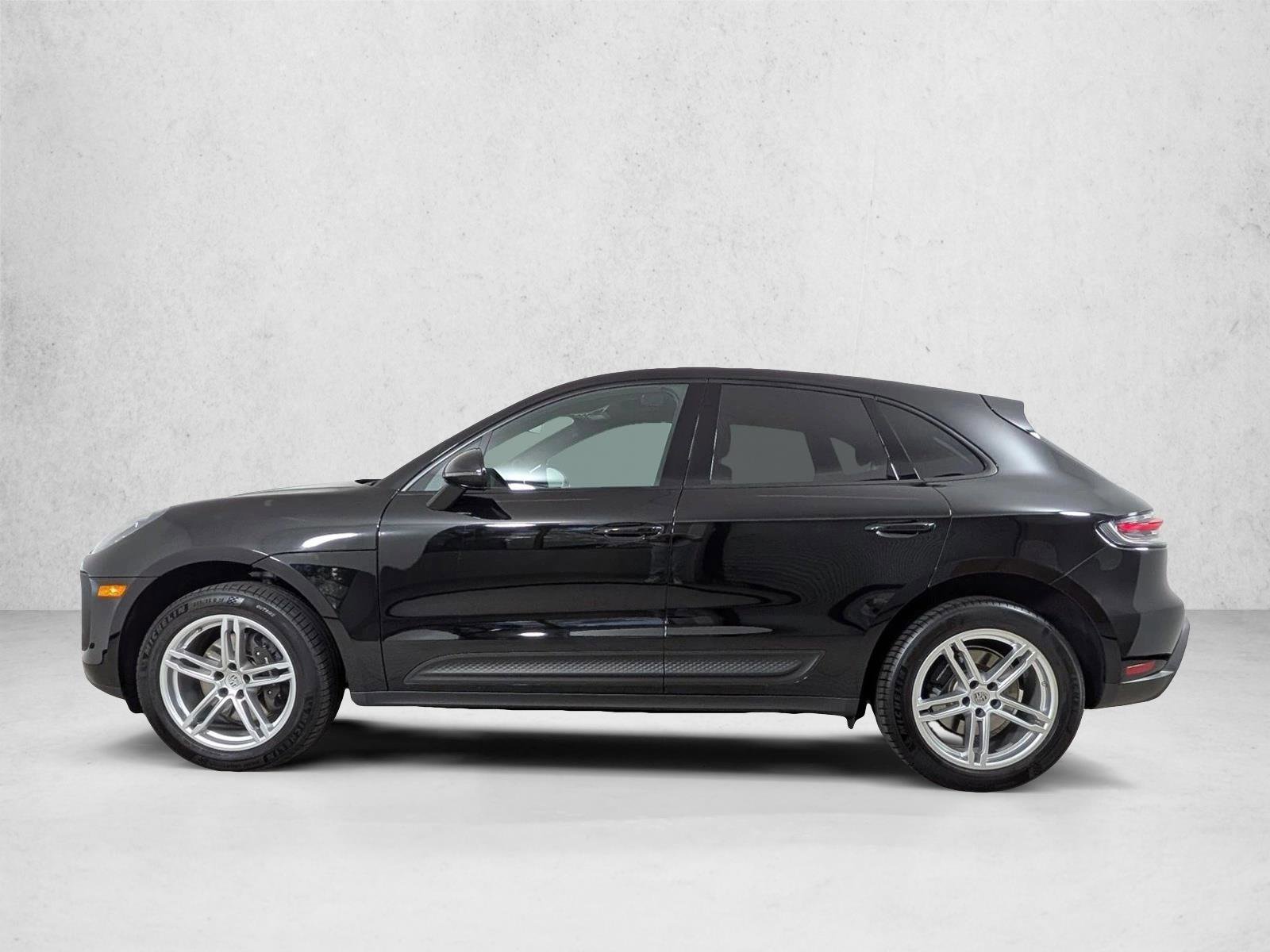 Certified 2025 Porsche Macan AWD/4WD image 2