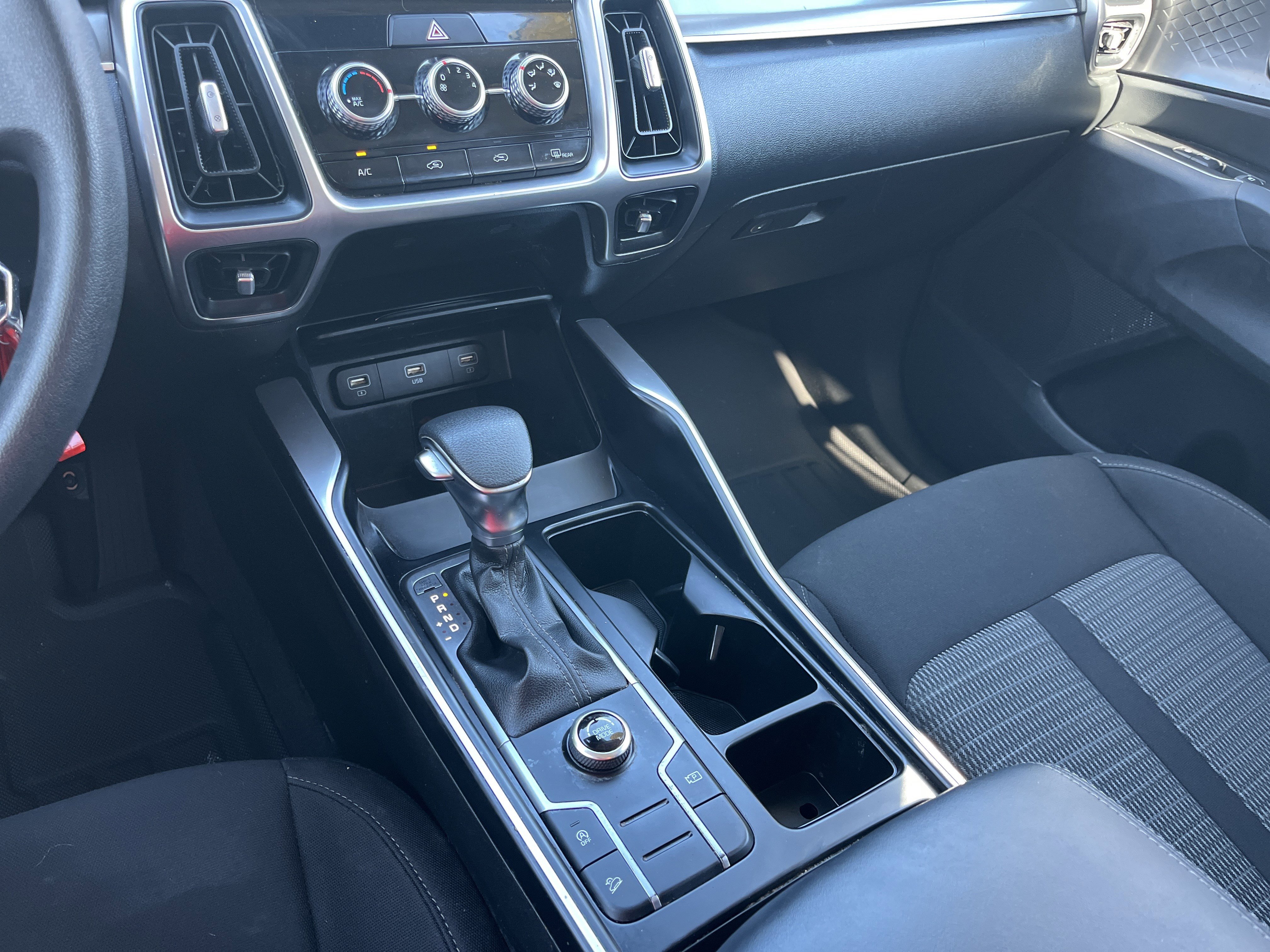 Certified 2022 Kia Sorento LX image 10