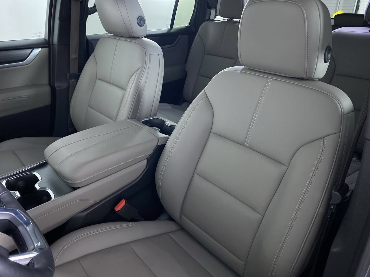Certified 2026 GMC Acadia Elevation w/ Elevation Premium Package FWD image 11