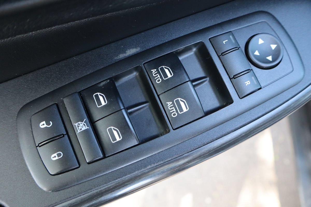 Used 2016 Jeep Cherokee Trailhawk w/ Cold Weather Group AWD/4WD image 27