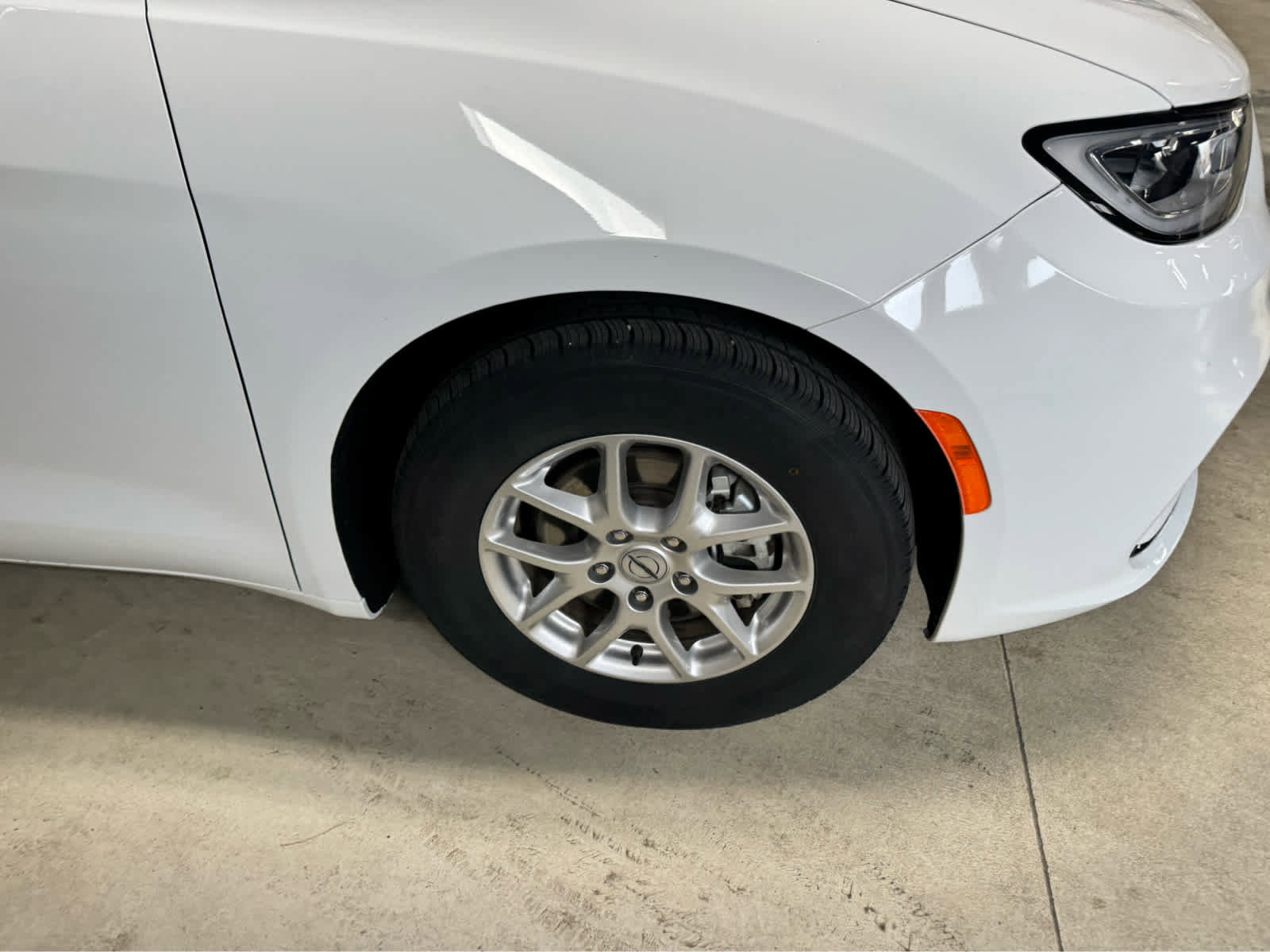 Used 2024 Chrysler Pacifica Touring-L image 7