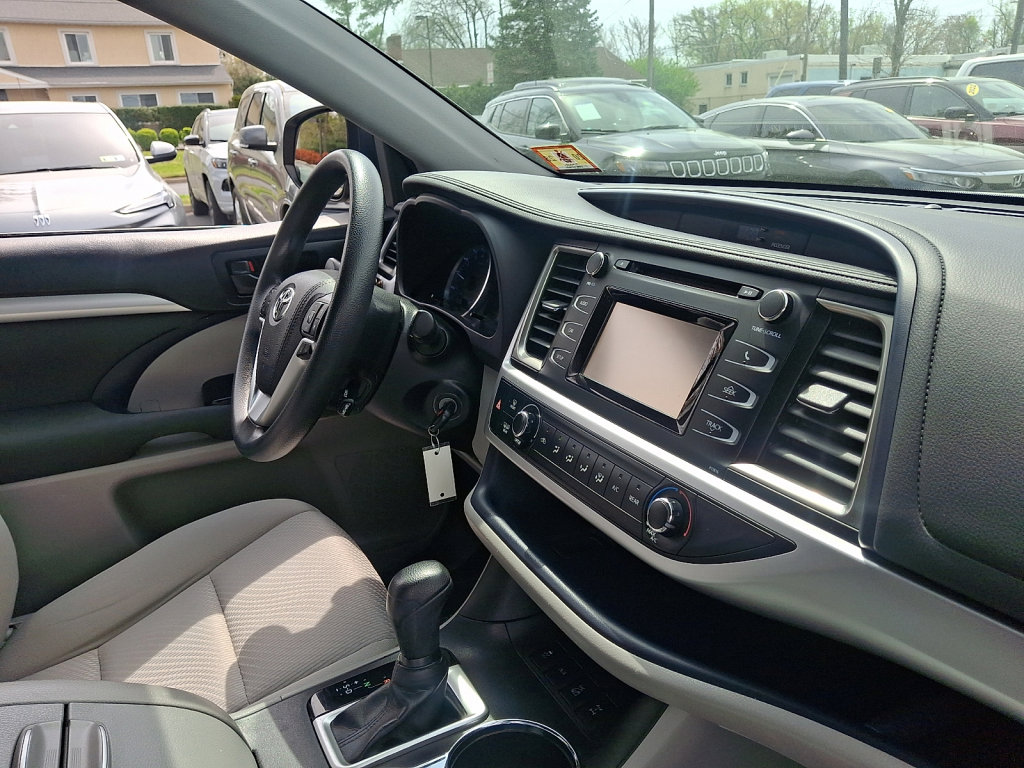 Used 2019 Toyota Highlander LE image 12