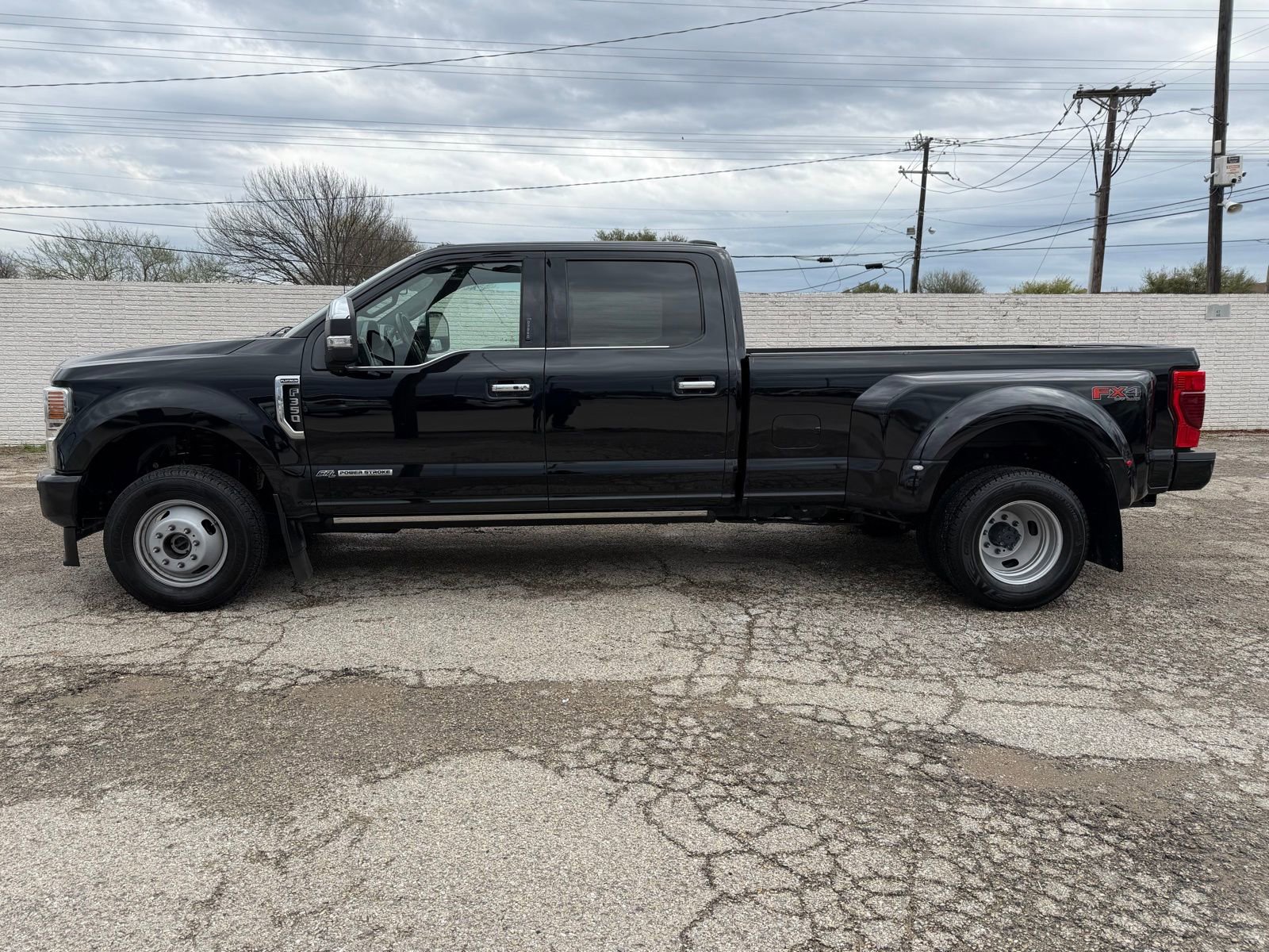 Used 2022 Ford F350 Platinum w/ FX4 Off-Road Package AWD/4WD image 3