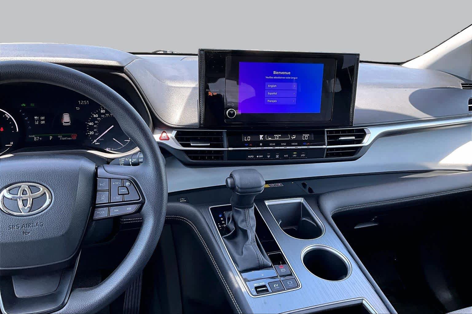 Used 2025 Toyota Sienna LE FWD image 6