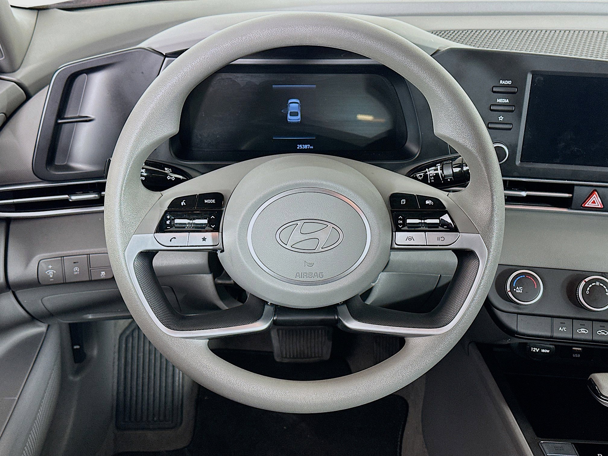 Used 2024 Hyundai Elantra SE FWD image 18