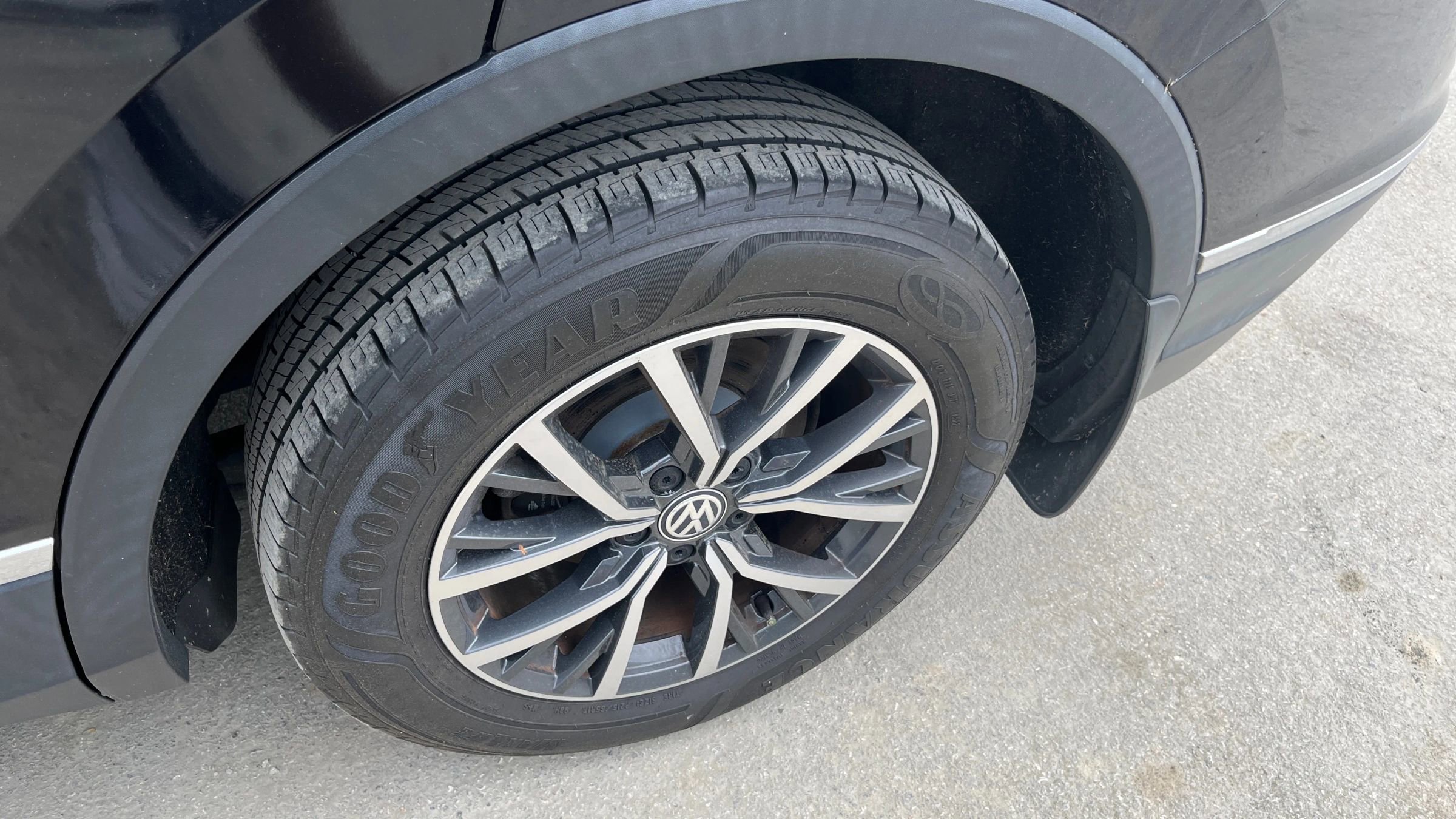 Used 2018 Volkswagen Tiguan SE w/ Panoramic Sunroof Package AWD/4WD image 14