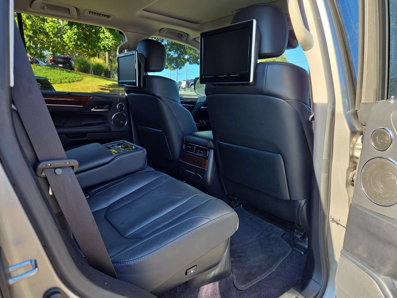 Used 2017 Lexus LX 570 4WD w/ Luxury Package image 28