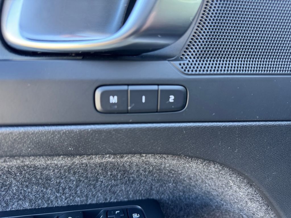 Certified 2025 Volvo XC40 B5 Plus AWD/4WD image 14