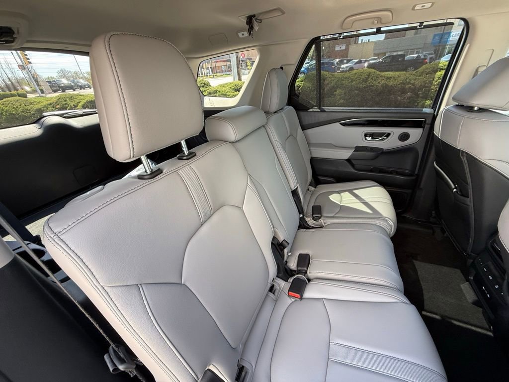 Used 2025 Honda Pilot Touring image 38
