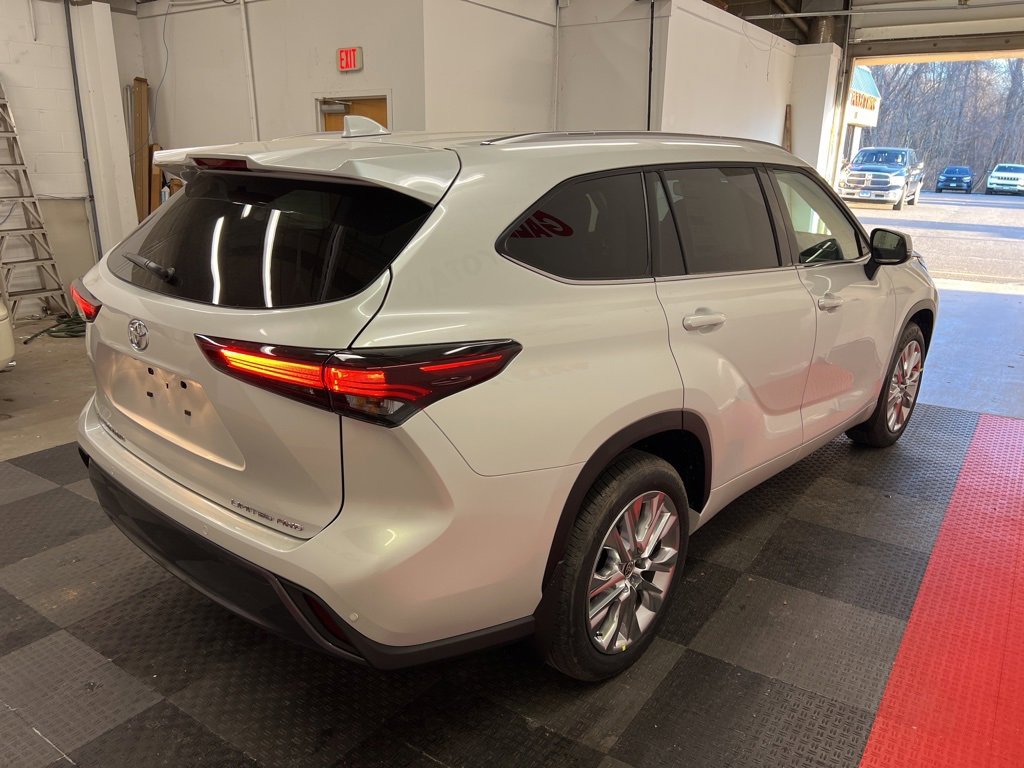New 2026 Toyota Highlander Limited image 10