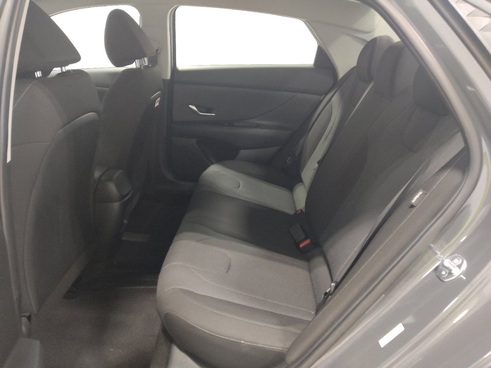 Used 2025 Hyundai Elantra SE FWD image 18