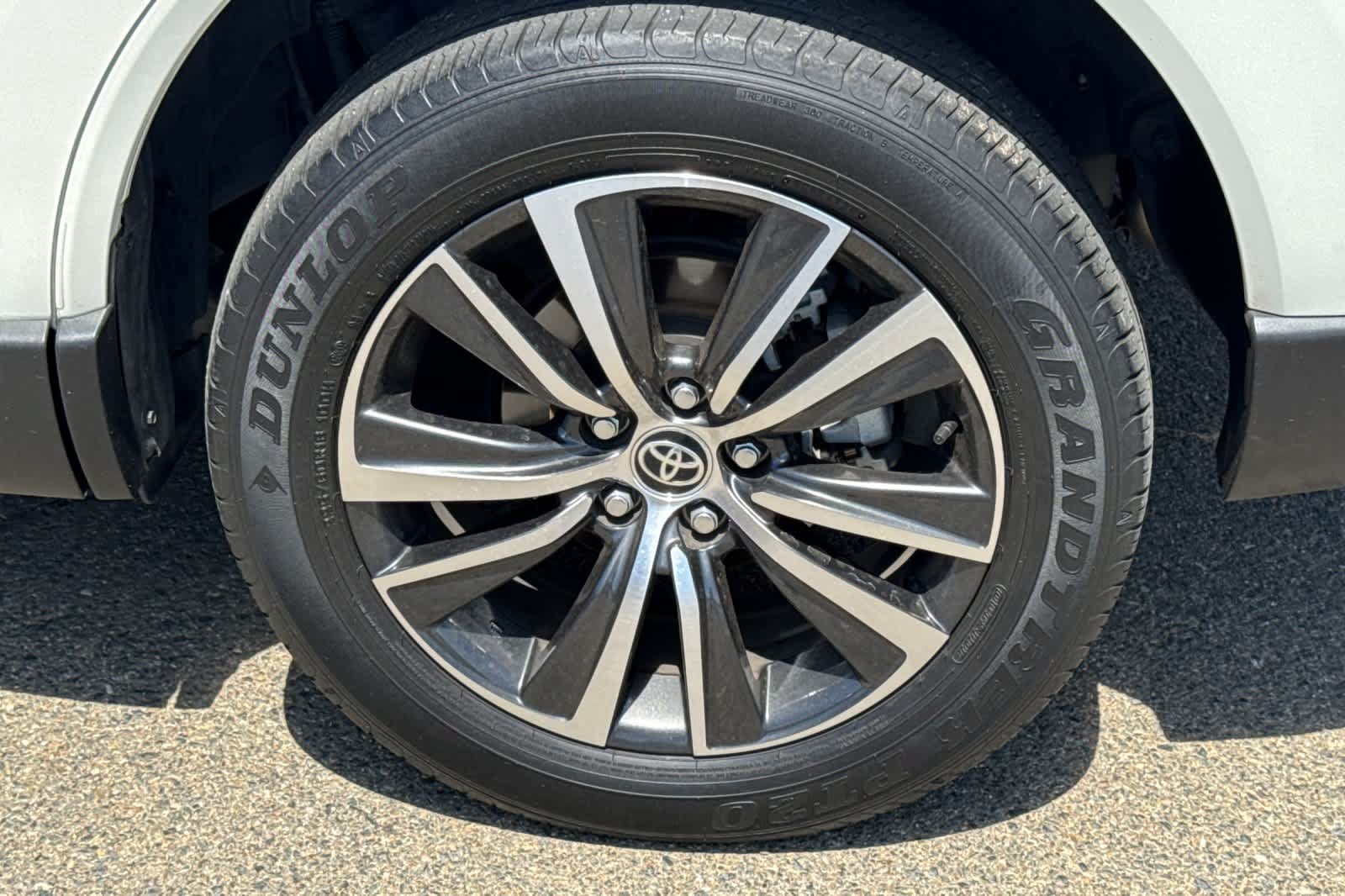 Certified 2021 Toyota Venza LE w/ Carpet Mat Package (TMS) AWD/4WD image 24