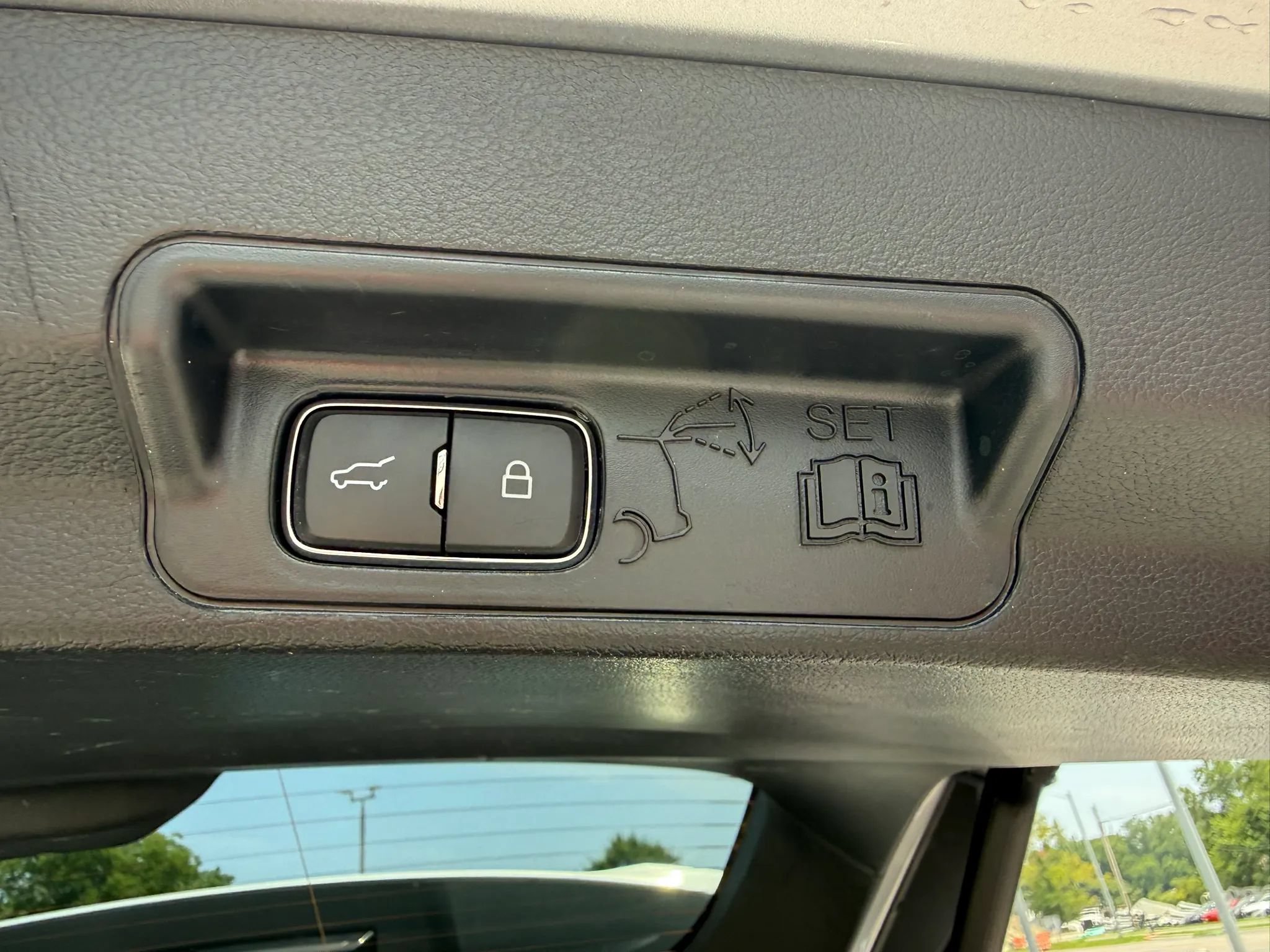 Used 2022 Ford Explorer XLT w/ Equipment Group 202A AWD/4WD image 37