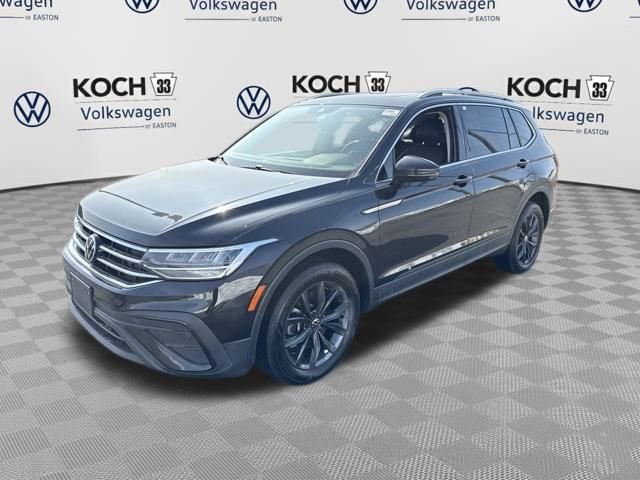 Used 2022 Volkswagen Tiguan SE w/ Panoramic Sunroof Package image 3