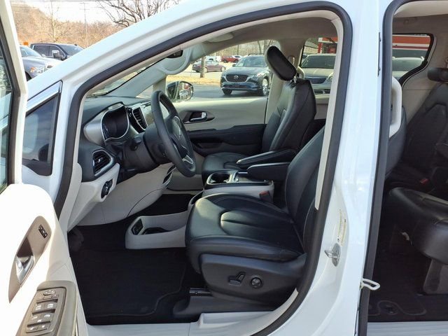 Used 2024 Chrysler Pacifica Touring-L image 4