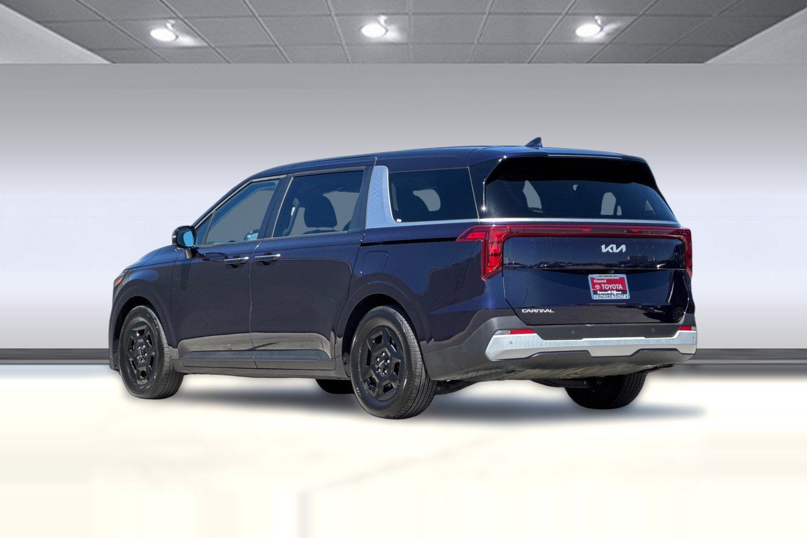 Used 2026 Kia Carnival FWD image 3