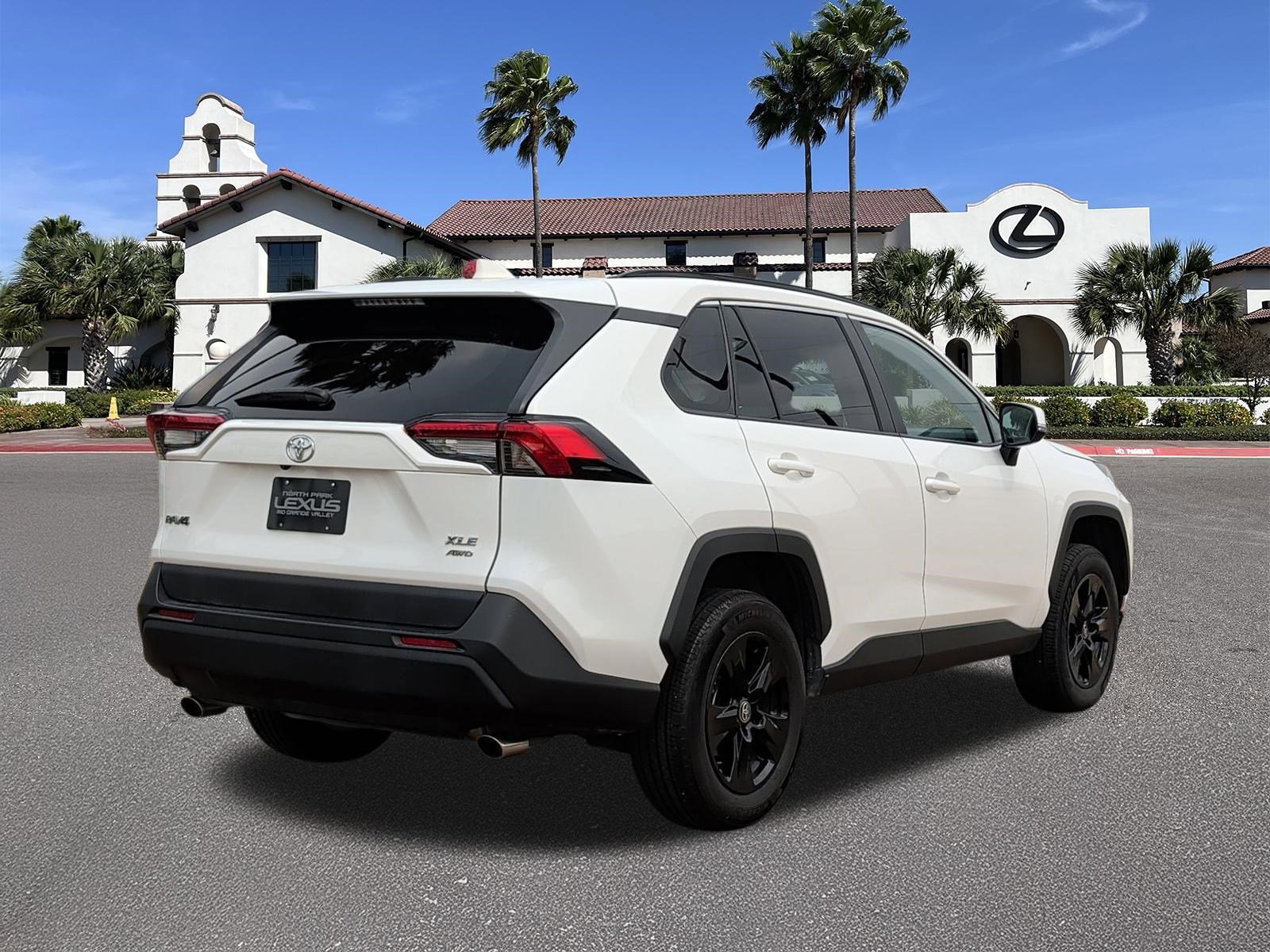 Used 2024 Toyota RAV4 XLE AWD/4WD image 2