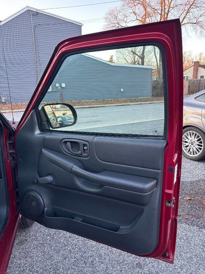 Used 2001 Chevrolet S10 Pickup 2WD Regular Cab image 11