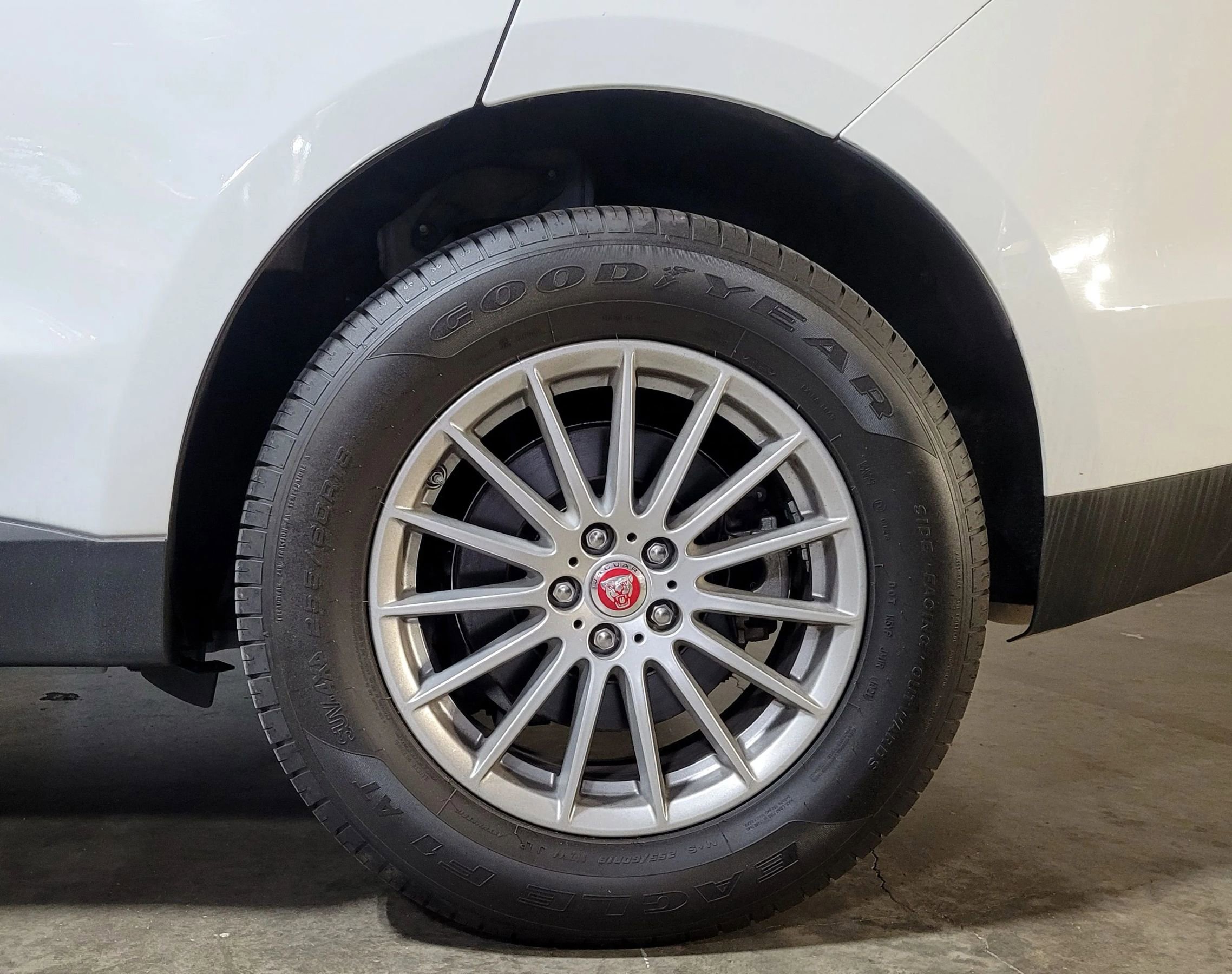 Used 2018 Jaguar F-PACE image 34