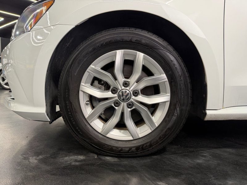 Used 2018 Volkswagen Passat 2.0T S FWD image 18