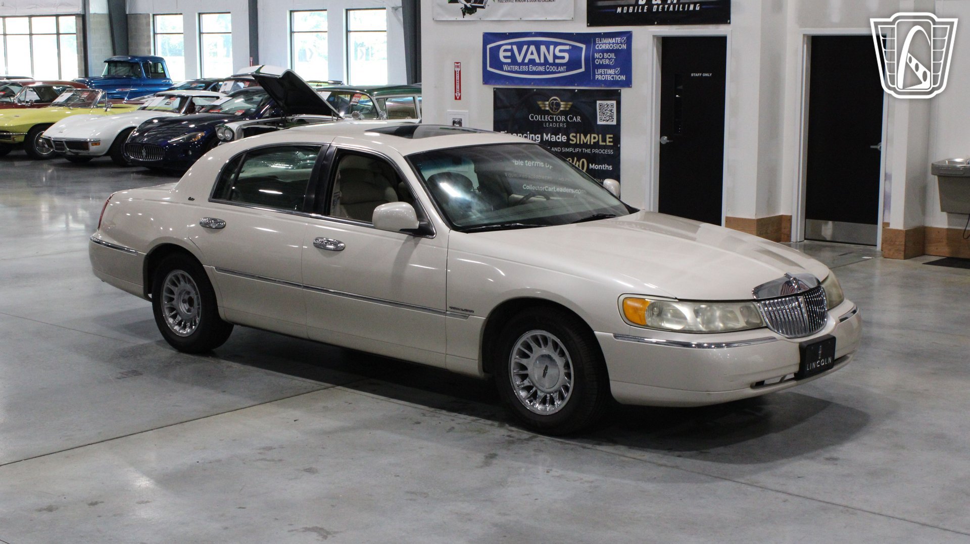 Used 1999 Lincoln Town Car Cartier RWD image 36