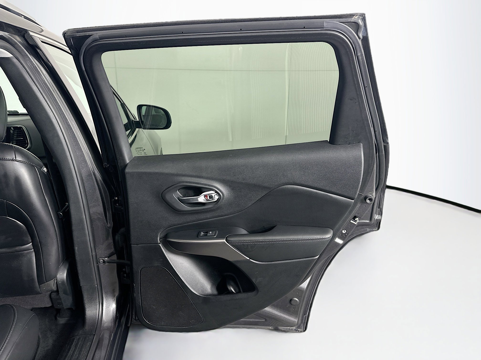 Used 2019 Jeep Cherokee Limited image 31