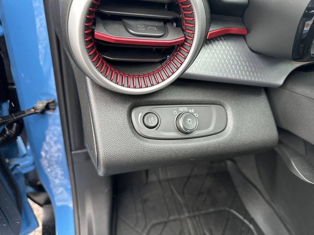 Used 2024 Chevrolet Trax RS w/ Sunroof Package image 16