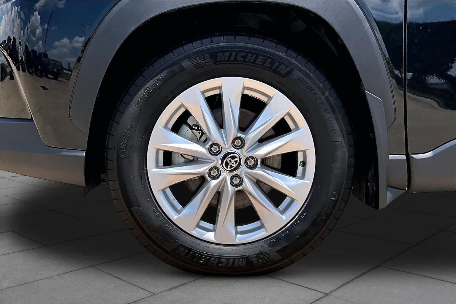 Used 2024 Toyota Corolla Cross LE FWD image 11