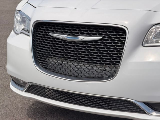 Used 2017 Chrysler 300 Limited w/ Value Package RWD image 5