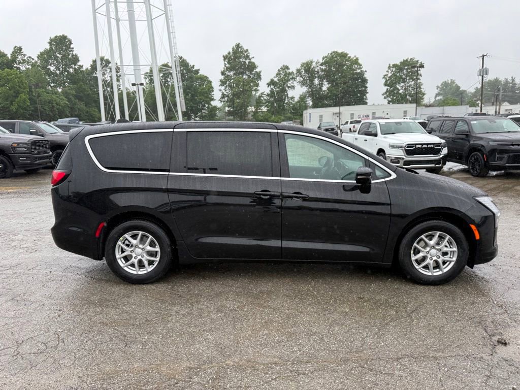 New 2027 Chrysler Pacifica Select FWD image 5