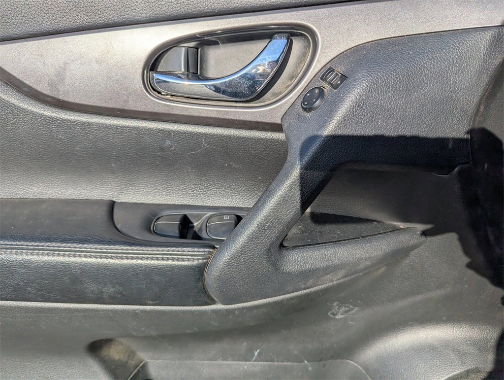 Used 2014 Nissan Rogue SV w/ SV Premium Package image 18