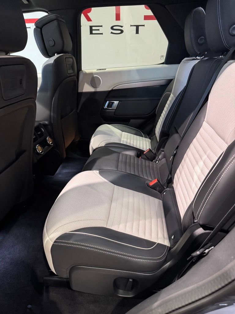 Used 2024 Land Rover Discovery Dynamic SE AWD/4WD image 29