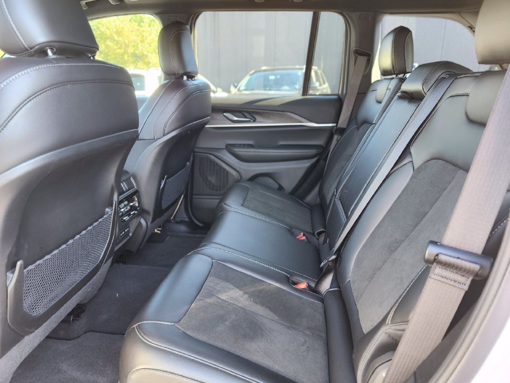 Used 2026 Jeep Grand Cherokee Altitude AWD/4WD image 16