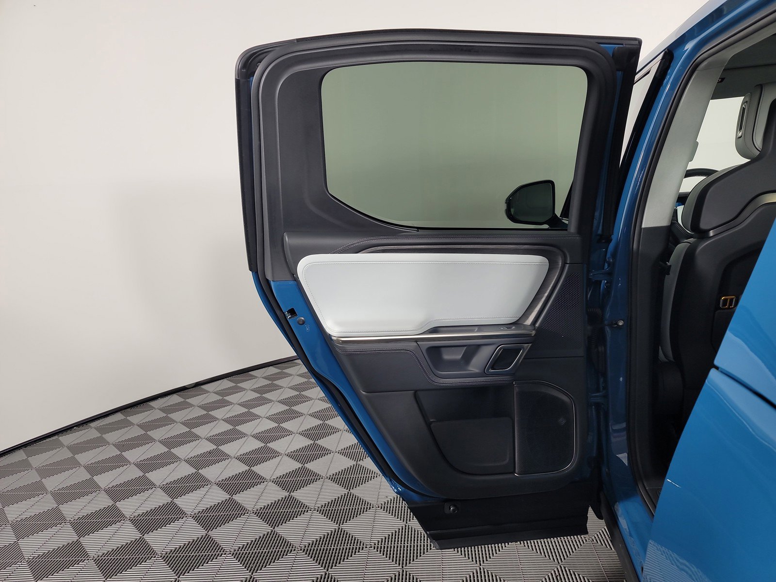 Used 2023 Rivian R1T Adventure image 18