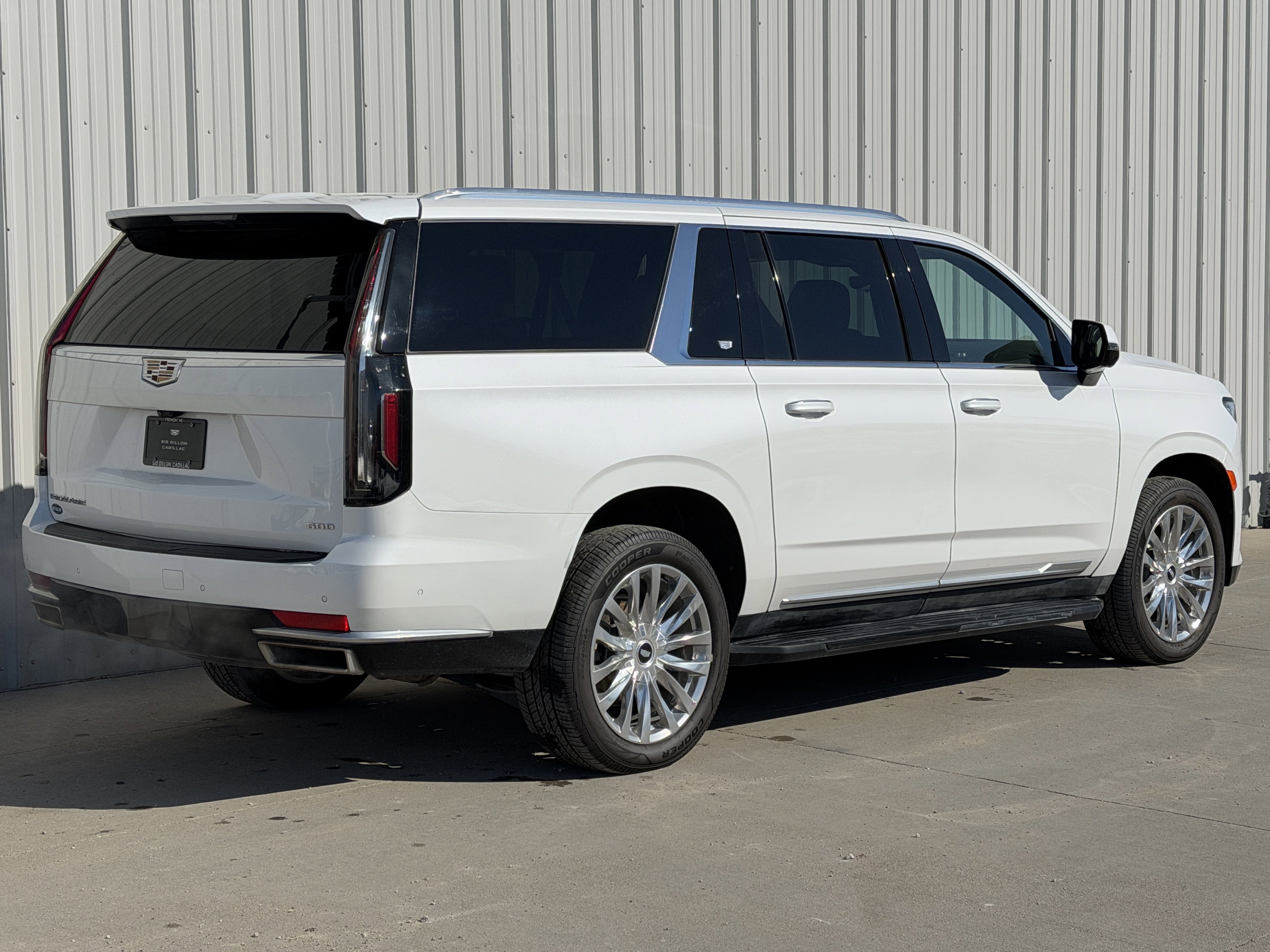 Used 2023 Cadillac Escalade ESV Premium Luxury w/ Performance Package AWD/4WD image 4
