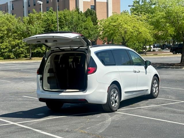 Used 2023 Chrysler Pacifica Limited FWD image 18