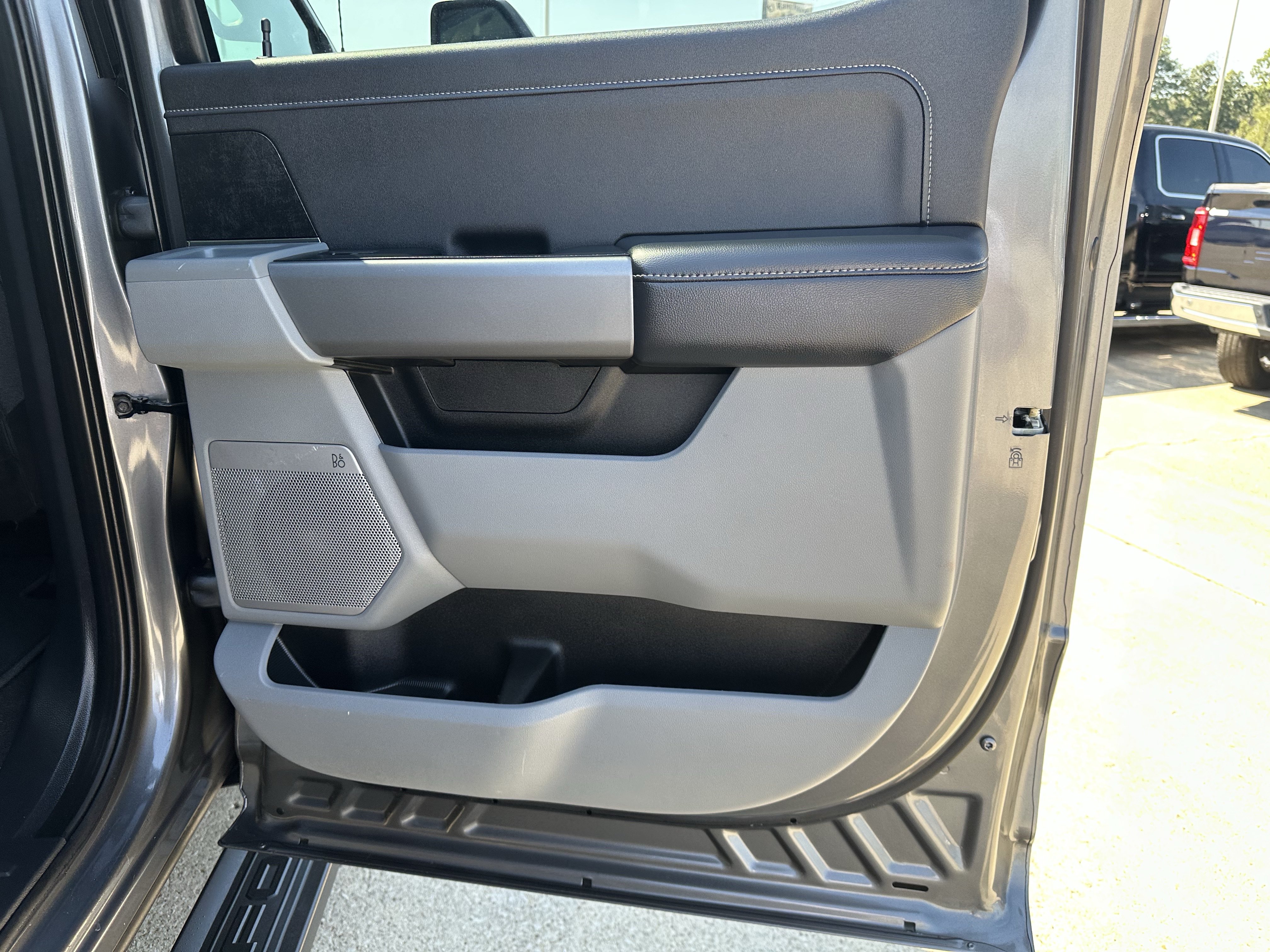 Used 2025 Ford F250 XLT w/ Black Appearance Package AWD/4WD image 12