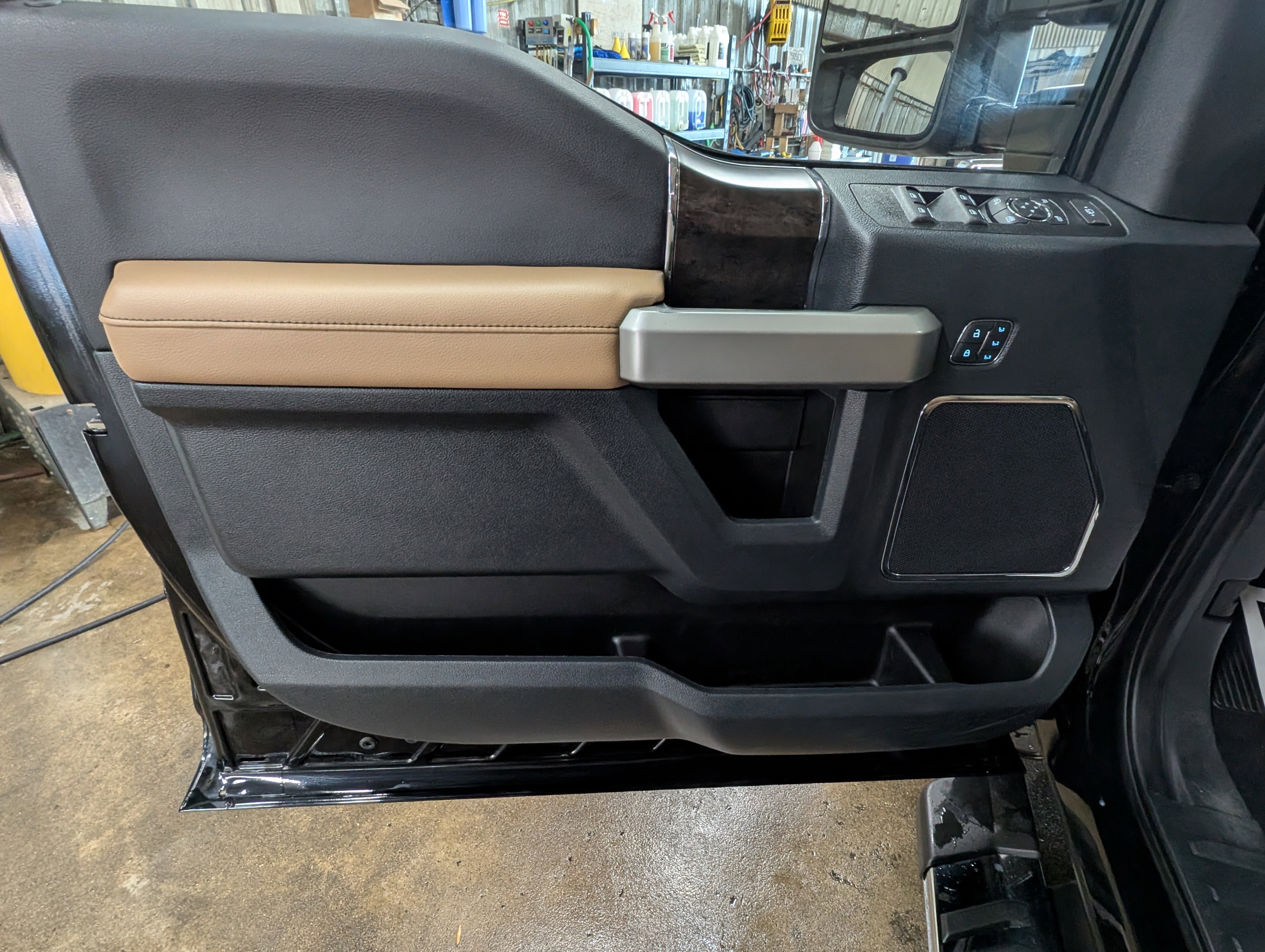 Used 2022 Ford F350 Lariat w/ Chrome Package image 12