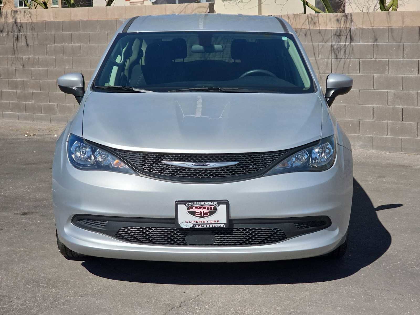 Used 2022 Chrysler Voyager LX image 4