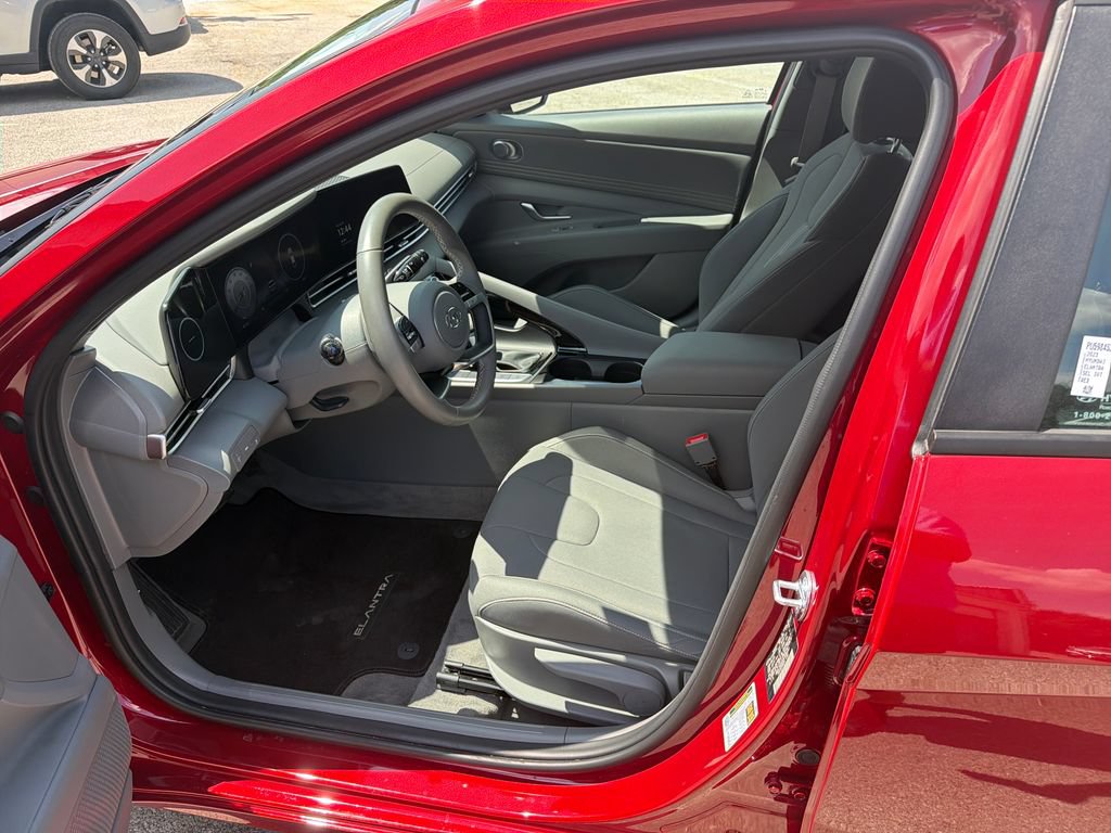Used 2023 Hyundai Elantra SEL w/ Convenience Package FWD image 12