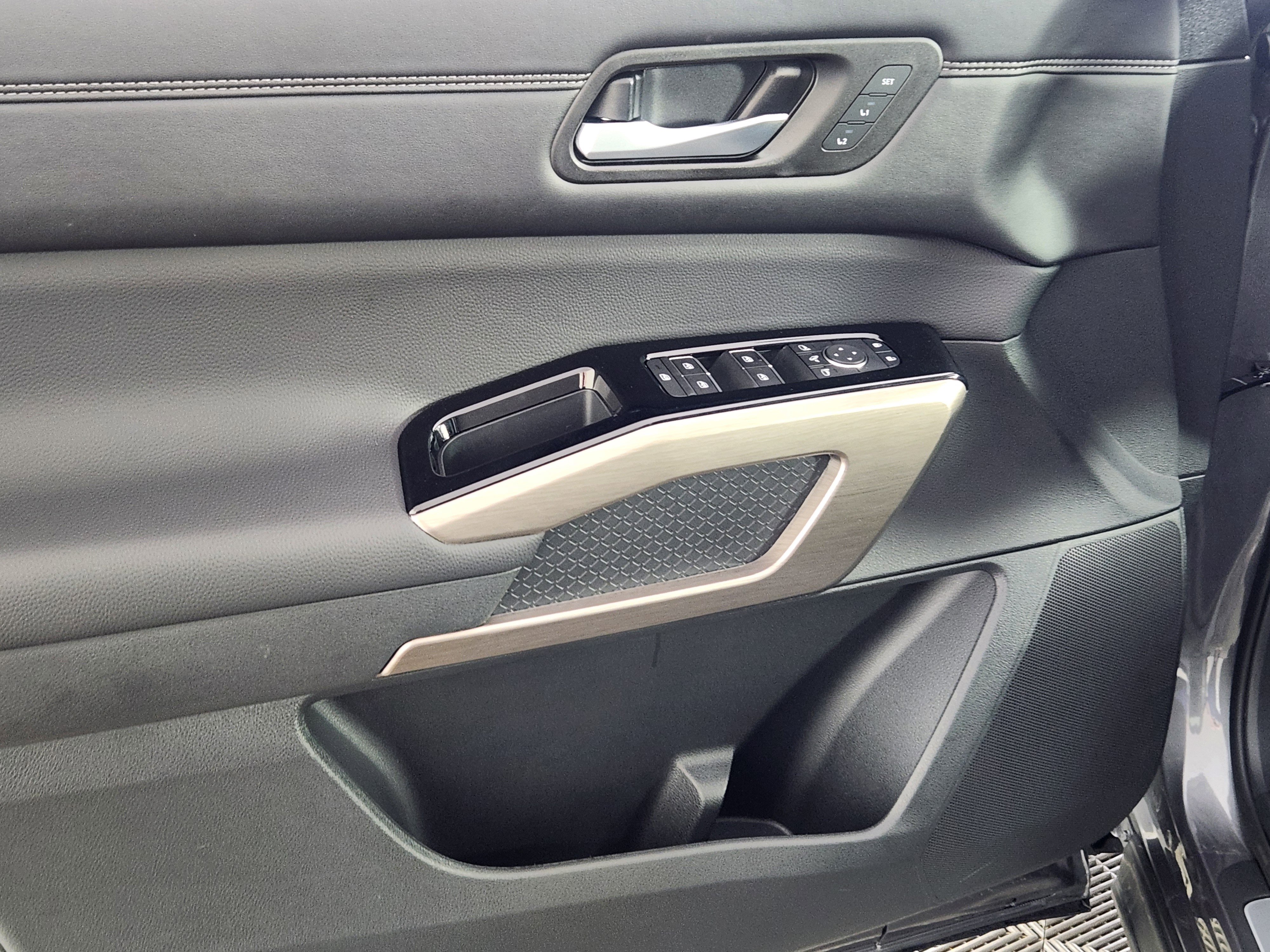 Used 2025 Nissan Pathfinder Platinum image 17