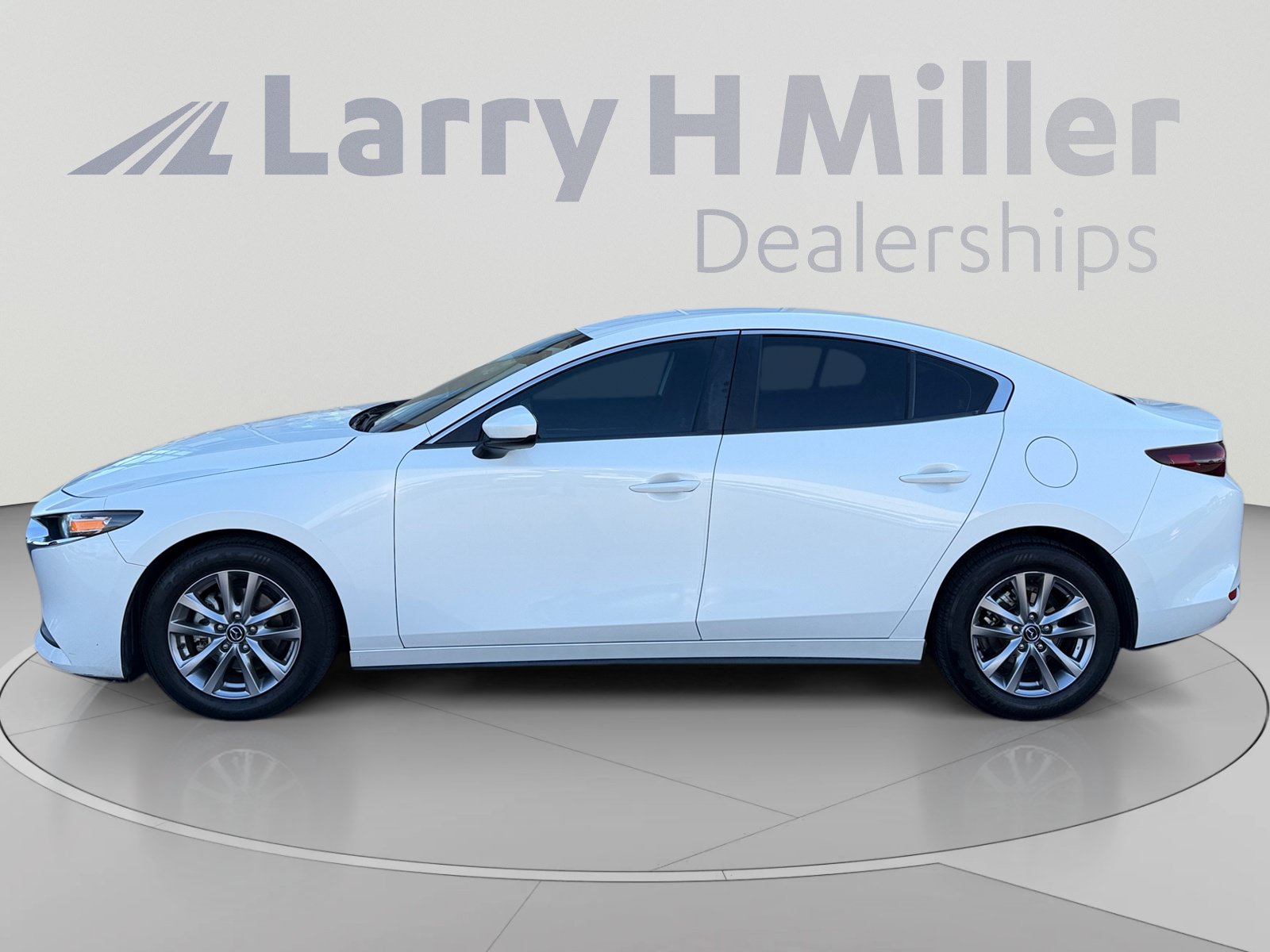 Used 2019 MAZDA MAZDA3 Sedan FWD image 2