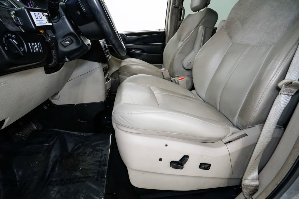 Used 2013 Chrysler Town & Country Limited image 16