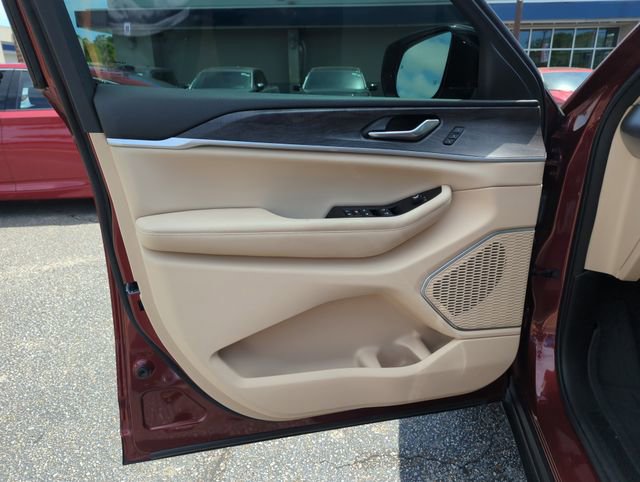 Used 2022 Jeep Grand Cherokee Limited w/ Luxury Tech Group II AWD/4WD image 17