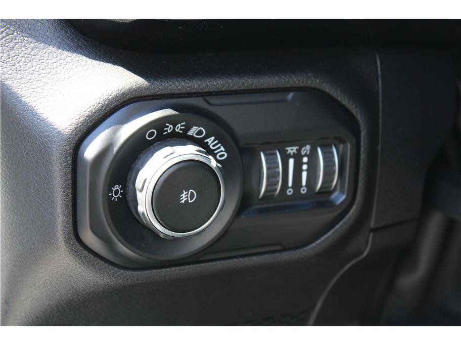 Used 2018 Jeep Wrangler Unlimited Sahara w/ Uconnect 4C Nav & Sound Group image 18