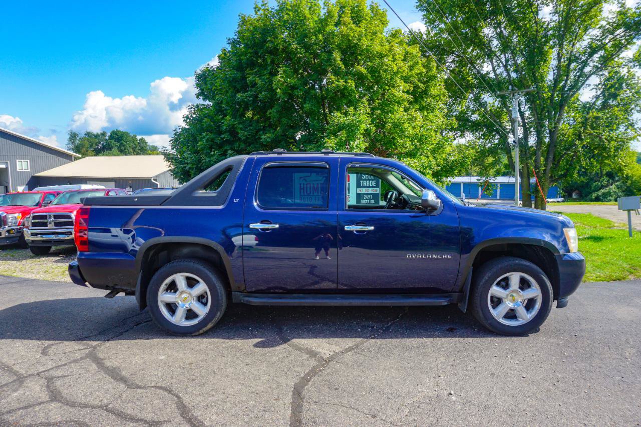 Used 2011 Chevrolet Avalanche LT w/ Luxury Package AWD/4WD image 2