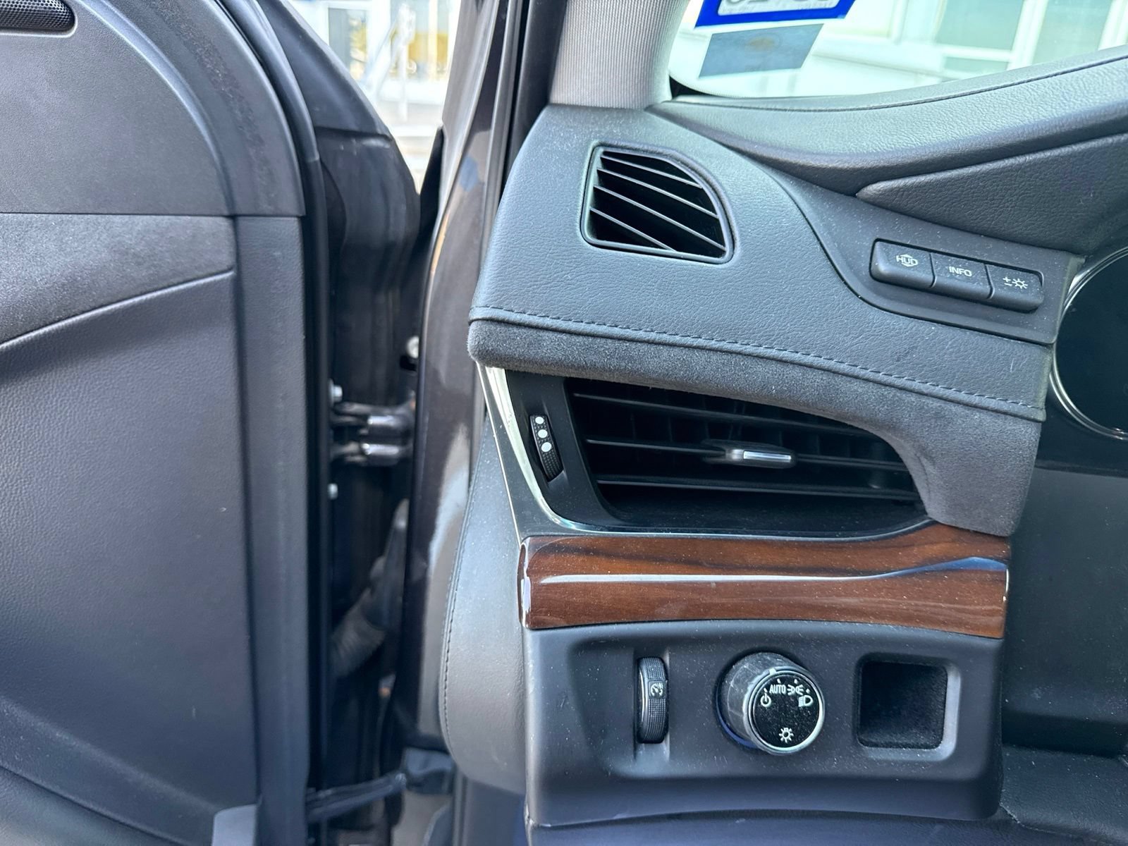 Used 2017 Cadillac Escalade Luxury RWD image 17