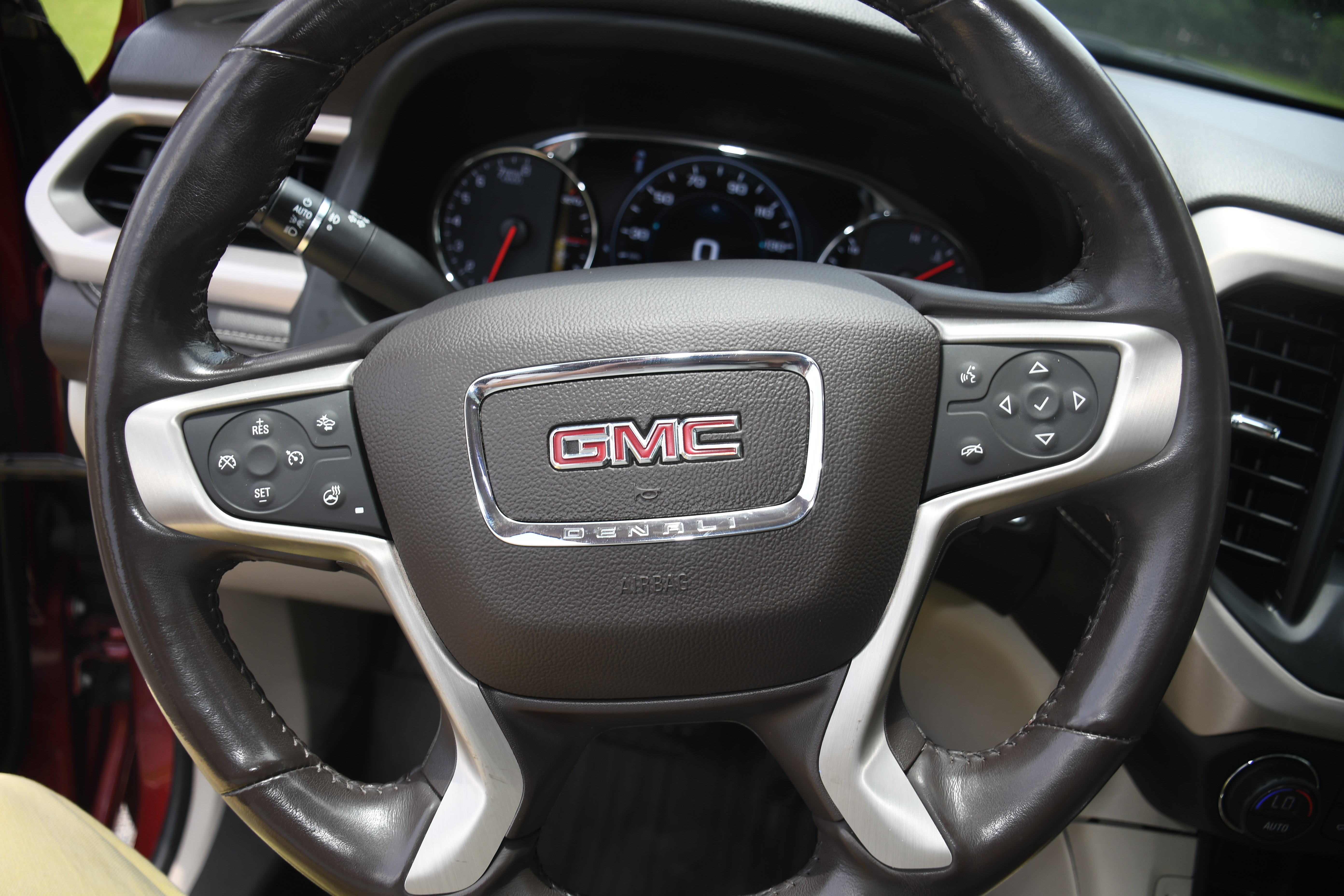 Used 2019 GMC Acadia Denali w/ Technology Package FWD image 14
