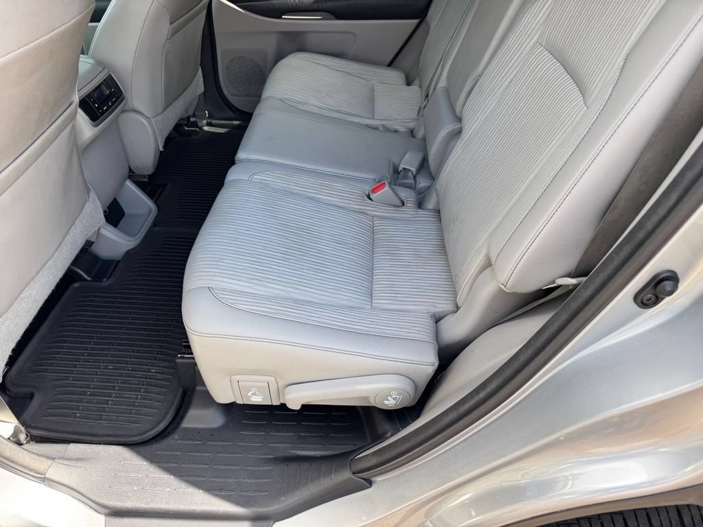 Used 2014 Toyota Highlander Plus w/ Preferred Accessory Package AWD/4WD image 9